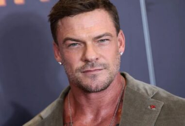 Alan Ritchson montre ses muscles torse nu dans une vidéo virale sexy