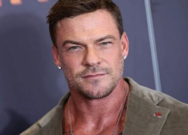 Alan Ritchson montre ses muscles torse nu dans une vidéo virale sexy