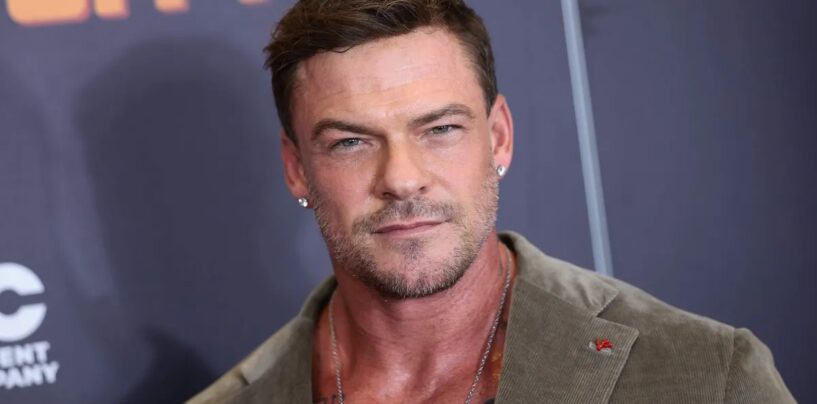 Alan Ritchson montre ses muscles torse nu dans une vidéo virale sexy