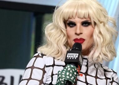 Katya révèle qu'elle reporte sa tournée avec Trixie Mattel en raison de la crise sanitaire actuelle