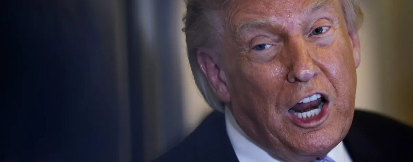 Le président Donald Trump interdit CNN, MS Now et Politico de la Maison Blanche