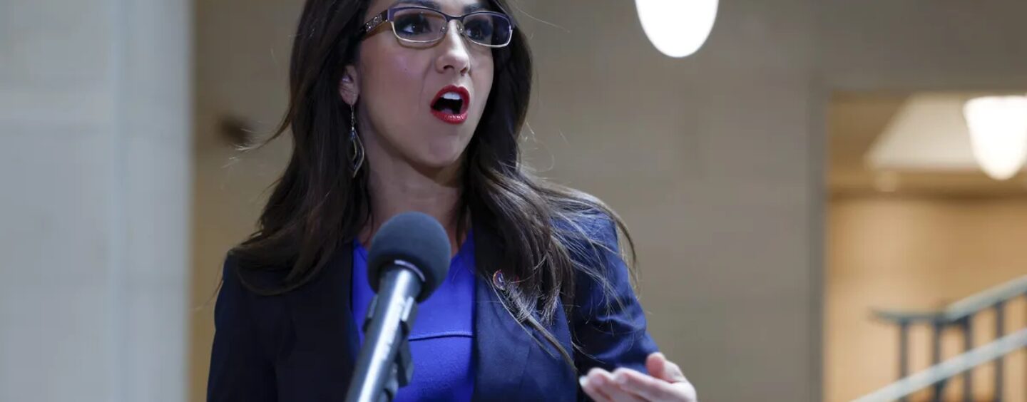 Lauren Boebert s'indigne contre les allégations de relations homosexuelles, suscitant des mèmes hilarants