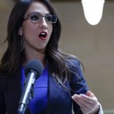 Lauren Boebert s'indigne contre les allégations de relations homosexuelles, suscitant des mèmes hilarants