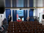 Même Fox News boycotte, mais un média LGBTQ+ couvre toujours le pool de la Maison Blanche