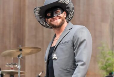 Les nouvelles paroles d'Orville Peck sur la rencontre avec un joueur de la NFL incitent les gays à deviner de qui il s'agit