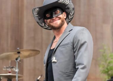 Les nouvelles paroles d'Orville Peck sur la rencontre avec un joueur de la NFL incitent les gays à deviner de qui il s'agit