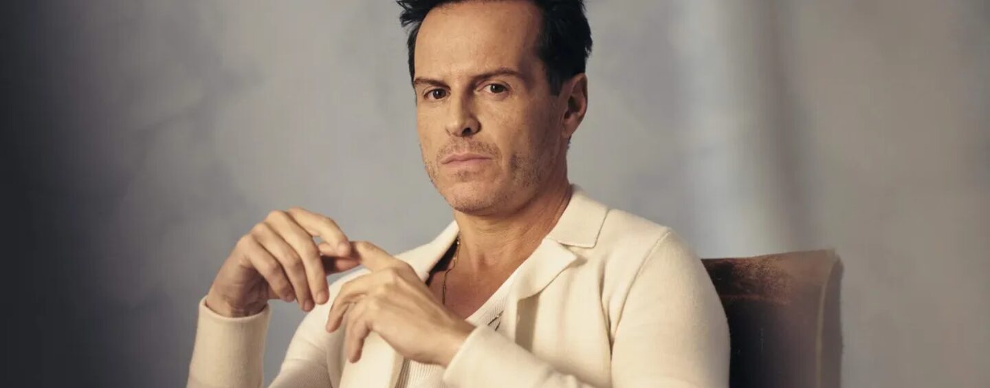 Andrew Scott porte un jockstrap et un harnais dans des photos virales sexy