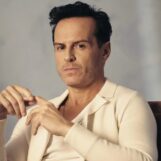Andrew Scott porte un jockstrap et un harnais dans des photos virales sexy