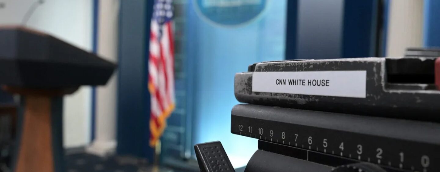 Les réseaux arrêtent la couverture télévisée de Donald Trump alors que les médias interdits intentent une action en justice pour censure