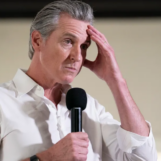 Gavin Newsom oppose son veto au projet de loi qui aurait protégé les prestataires de soins trans des accusations dans d'autres États