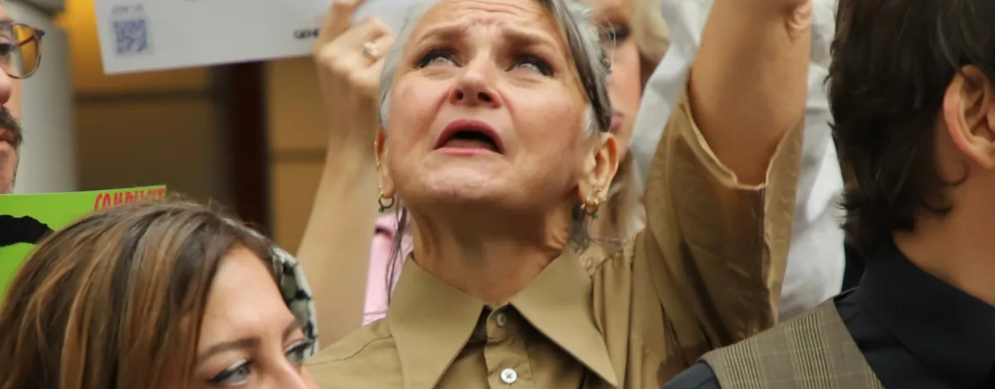 « Honorez votre serment » : des centaines de personnes s'opposent à l'hôpital NYU Langone pour avoir cédé à Trump sur les soins de santé trans