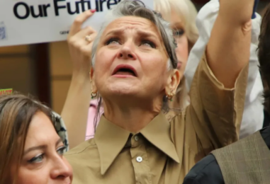 « Honorez votre serment » : des centaines de personnes s'opposent à l'hôpital NYU Langone pour avoir cédé à Trump sur les soins de santé trans