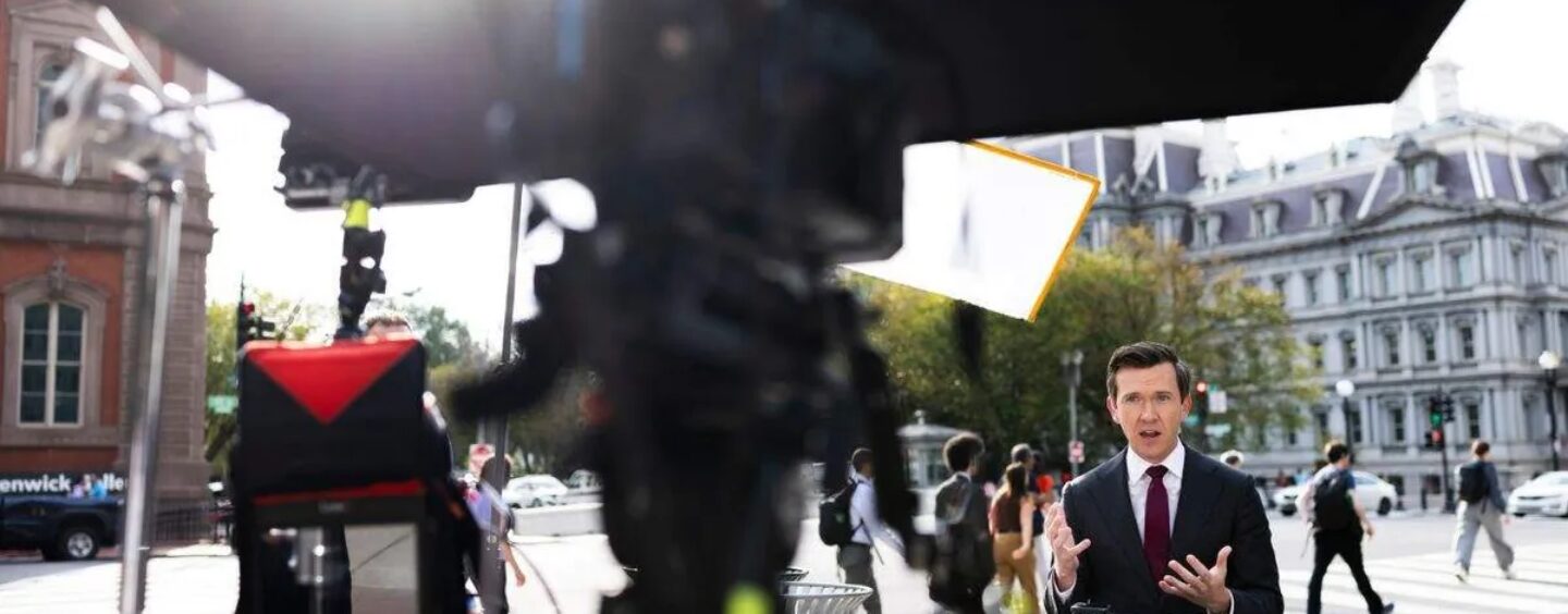 Un juge fédéral ordonne à la Maison Blanche d'expliquer pourquoi les journalistes restent interdits après sa décision rétablissant l'accès