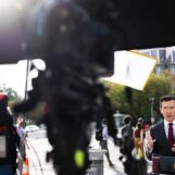 Un juge fédéral ordonne à la Maison Blanche d'expliquer pourquoi les journalistes restent interdits après sa décision rétablissant l'accès