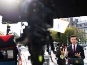 Un juge fédéral ordonne à la Maison Blanche d'expliquer pourquoi les journalistes restent interdits après sa décision rétablissant l'accès