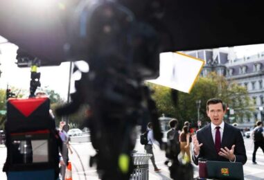 Un juge fédéral ordonne à la Maison Blanche d'expliquer pourquoi les journalistes restent interdits après sa décision rétablissant l'accès