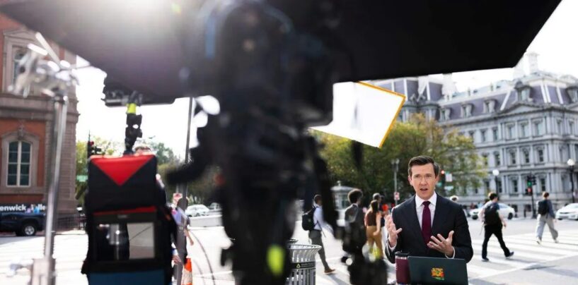 Un juge fédéral ordonne à la Maison Blanche d'expliquer pourquoi les journalistes restent interdits après sa décision rétablissant l'accès