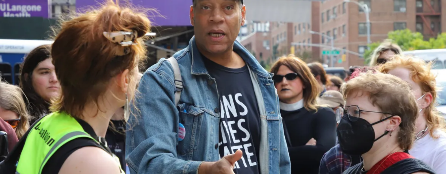 EN PHOTOS : des centaines de personnes se rassemblent contre la capitulation de l'hôpital NYU Langone de New York face à Trump sur les soins de santé trans