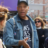 EN PHOTOS : des centaines de personnes se rassemblent contre la capitulation de l'hôpital NYU Langone de New York face à Trump sur les soins de santé trans