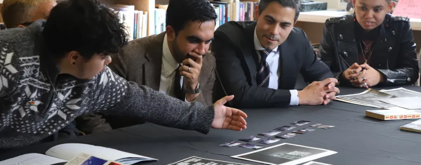 Le Premier ministre gay néerlandais et Zohran Mamdani visitent les archives LGBTQ+ et écoutent les jeunes New-Yorkais qu'elles servent