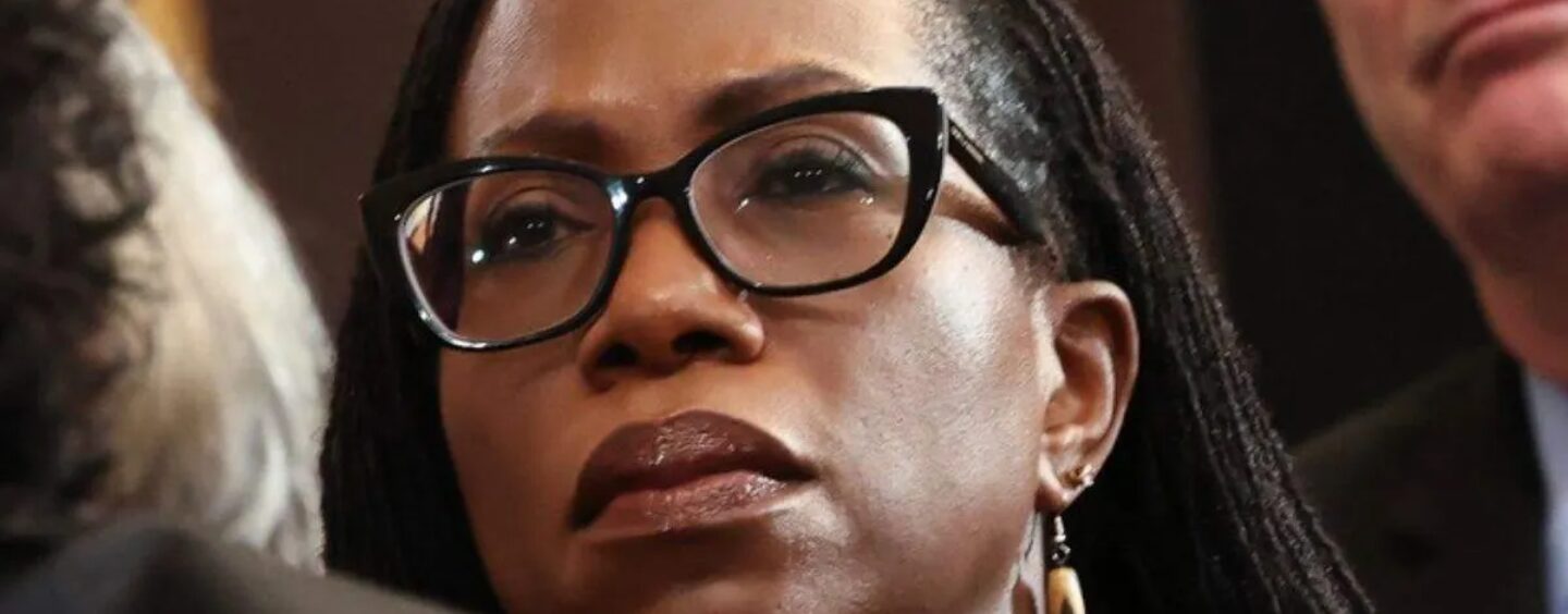 Ketanji Brown Jackson prévient que la Cour suprême met en danger les électeurs éligibles dans une décision pro-Trump
