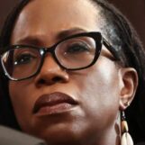 Ketanji Brown Jackson prévient que la Cour suprême met en danger les électeurs éligibles dans une décision pro-Trump