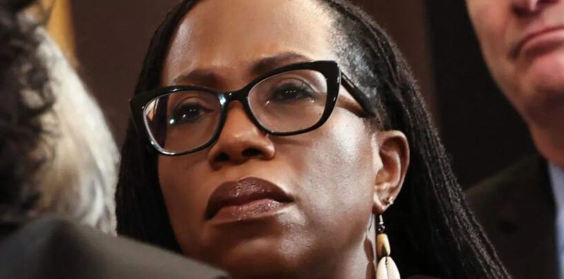 Ketanji Brown Jackson prévient que la Cour suprême met en danger les électeurs éligibles dans une décision pro-Trump