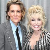 Brandi Carlile se souvient de sa première rencontre avec Dolly Parton il y a 10 ans lors du « Dolly Day »