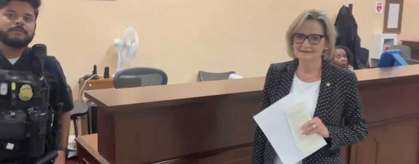 La sénatrice républicaine Cindy Hyde-Smith se cache derrière la police du Capitole plutôt que de répondre à une question sur Nolan Wells