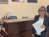 La sénatrice républicaine Cindy Hyde-Smith se cache derrière la police du Capitole plutôt que de répondre à une question sur Nolan Wells