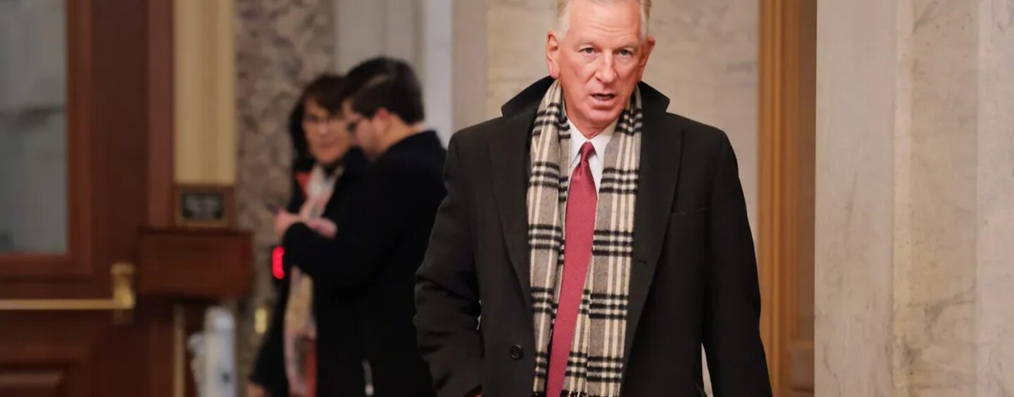 Le sénateur Tommy Tuberville qualifie les personnes trans de « dérangées » et dénonce les pilotes à fourrure dans un discours bizarre