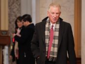 Le sénateur Tommy Tuberville qualifie les personnes trans de « dérangées » et dénonce les pilotes à fourrure dans un discours bizarre