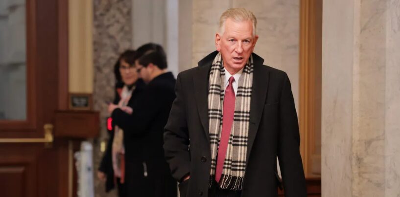 Le sénateur Tommy Tuberville qualifie les personnes trans de « dérangées » et dénonce les pilotes à fourrure dans un discours bizarre