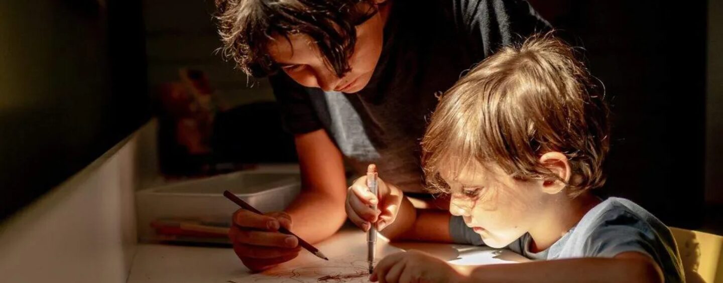 L'Oregon promet des foyers sûrs pour les enfants accueillis LGBTQ+, mais vient de supprimer l'exigence de soutenir leur identité