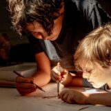 L'Oregon promet des foyers sûrs pour les enfants accueillis LGBTQ+, mais vient de supprimer l'exigence de soutenir leur identité