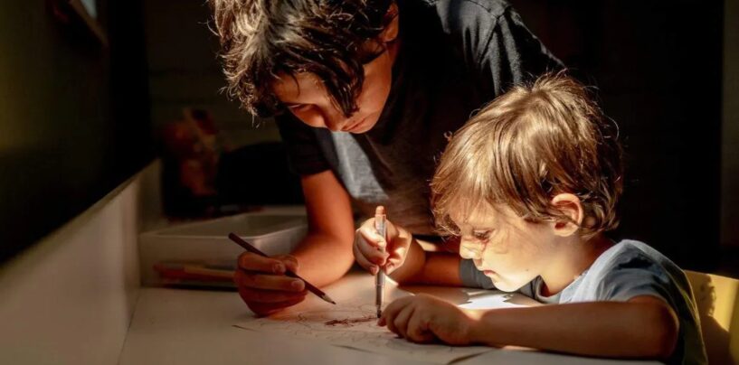 L'Oregon promet des foyers sûrs pour les enfants accueillis LGBTQ+, mais vient de supprimer l'exigence de soutenir leur identité