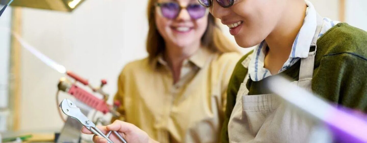 Pour les étudiants LGBTQ+ à la recherche d'un métier, 200 nouvelles bourses arrivent