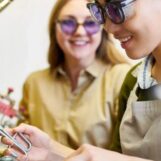 Pour les étudiants LGBTQ+ à la recherche d'un métier, 200 nouvelles bourses arrivent