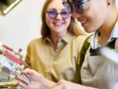 Pour les étudiants LGBTQ+ à la recherche d'un métier, 200 nouvelles bourses arrivent