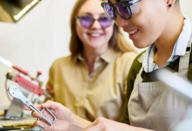 Pour les étudiants LGBTQ+ à la recherche d'un métier, 200 nouvelles bourses arrivent
