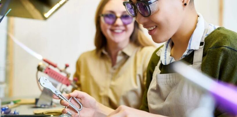 Pour les étudiants LGBTQ+ à la recherche d'un métier, 200 nouvelles bourses arrivent