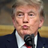 Trump supplie la Cour suprême de laisser le gouvernement fédéral retirer les soins médicaux aux prisonniers trans : « Une chose dangereuse à faire »