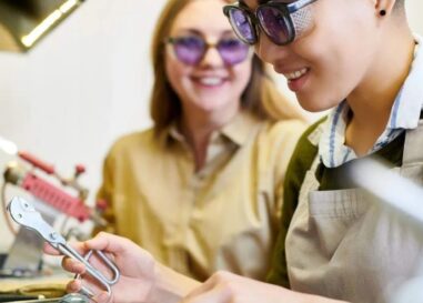 Pour les étudiants LGBTQ+ à la recherche d'un métier, 200 nouvelles bourses arrivent
