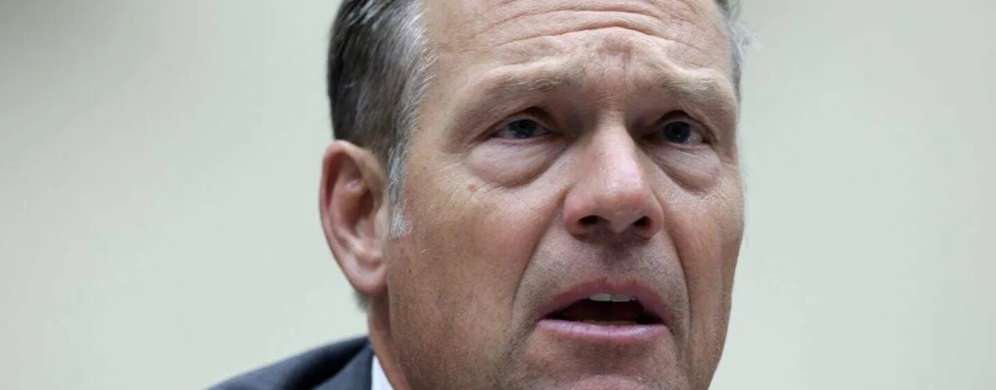 Kansas AG Kris Kobach utilise les publications de personnes transgenres sur les réseaux sociaux pour justifier leur expulsion forcée