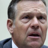 Kansas AG Kris Kobach utilise les publications de personnes transgenres sur les réseaux sociaux pour justifier leur expulsion forcée