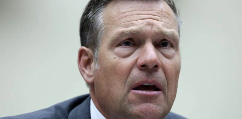 Kansas AG Kris Kobach utilise les publications de personnes transgenres sur les réseaux sociaux pour justifier leur expulsion forcée