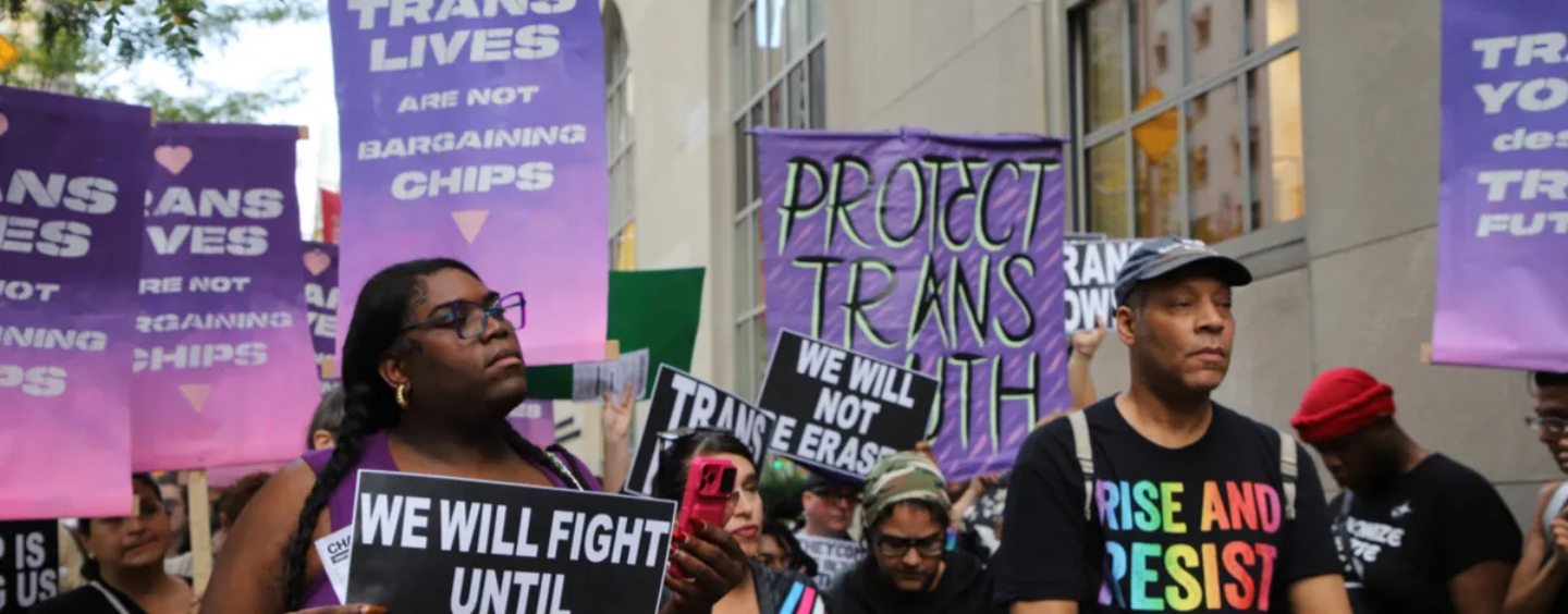 Alors que les hôpitaux concluent des accords avec Trump pour mettre fin aux soins trans, les manifestants mettent en garde le NewYork-Presbyterian : ne les suivez pas