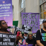 Alors que les hôpitaux concluent des accords avec Trump pour mettre fin aux soins trans, les manifestants mettent en garde le NewYork-Presbyterian : ne les suivez pas