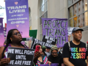 Alors que les hôpitaux concluent des accords avec Trump pour mettre fin aux soins trans, les manifestants mettent en garde le NewYork-Presbyterian : ne les suivez pas