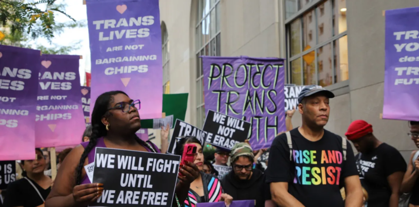 Alors que les hôpitaux concluent des accords avec Trump pour mettre fin aux soins trans, les manifestants mettent en garde le NewYork-Presbyterian : ne les suivez pas